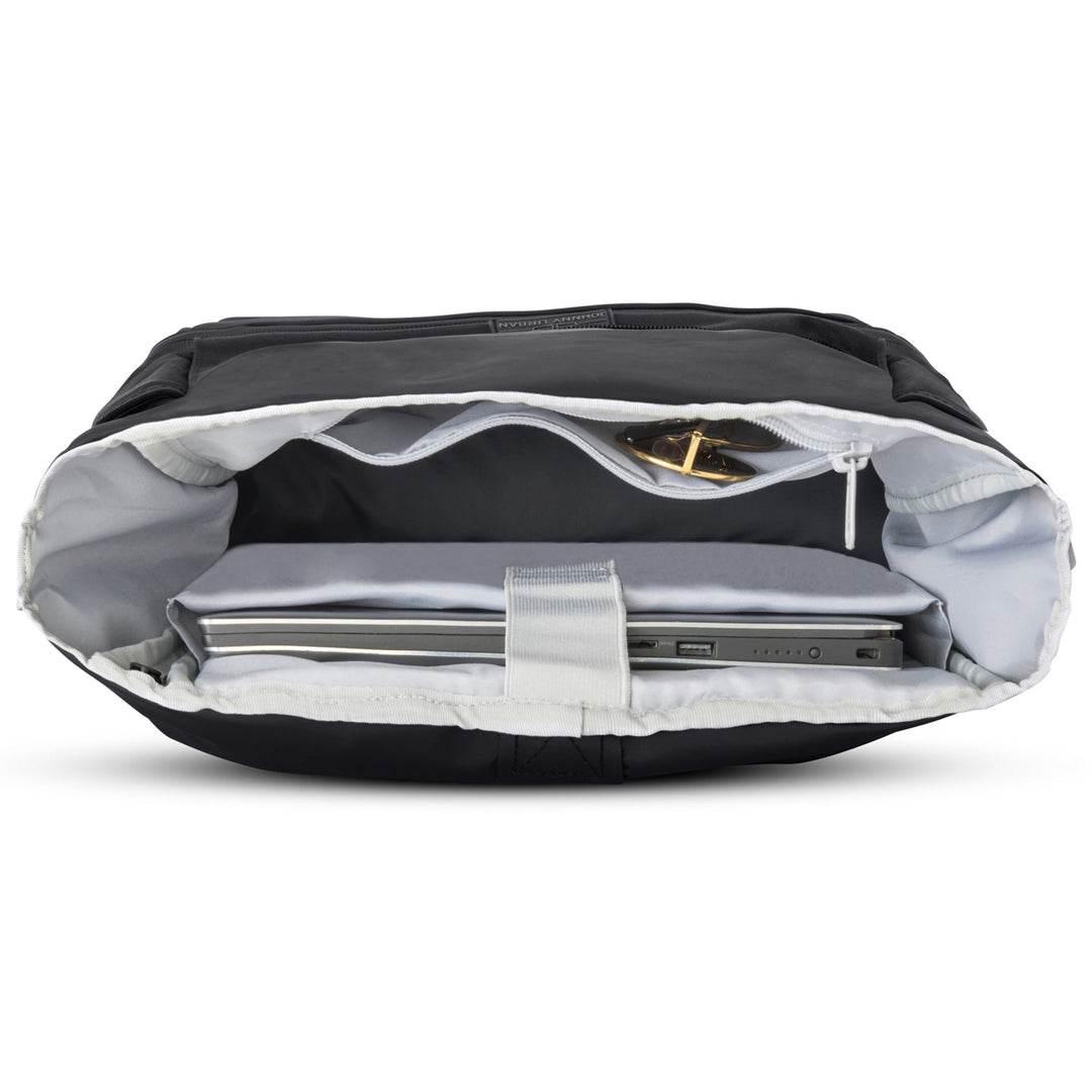 UrbanFlow rolltop rugzak gedragen door model, toont unisex pasvorm en stijlvolle uitstraling.