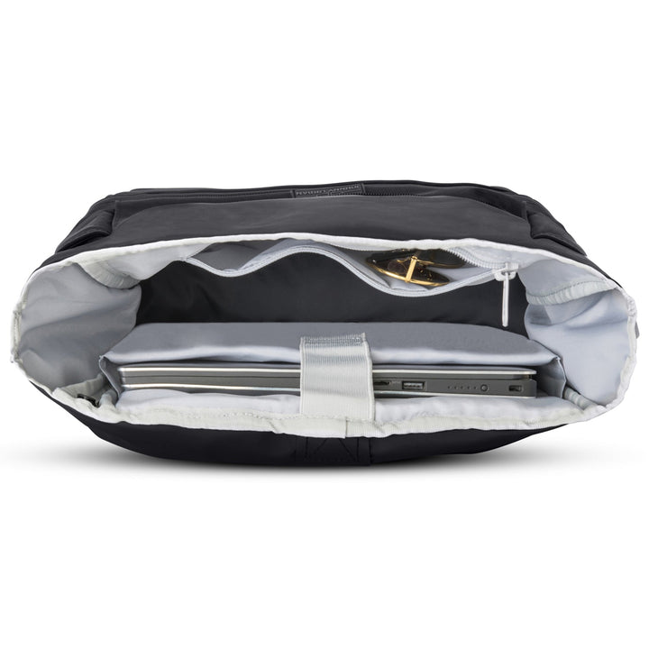UrbanFlow rolltop rugzak gedragen door model, toont unisex pasvorm en stijlvolle uitstraling.