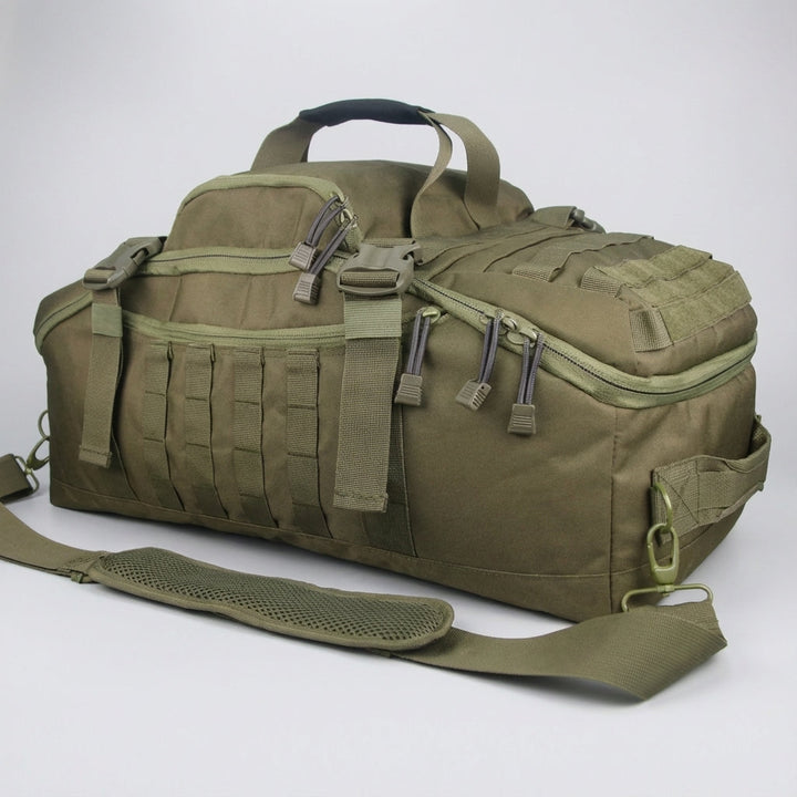 Gedetailleerd beeld van de Molle bevestigingen op de Nomadridge reistas. Handige outdoor en reis bagage.