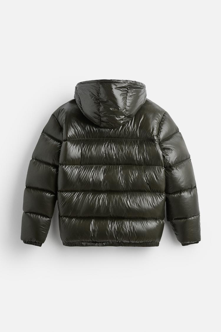 Lichtgewicht pufferjack voor winter, stijlvol en winddicht, houdt zowel heren als dames warm.