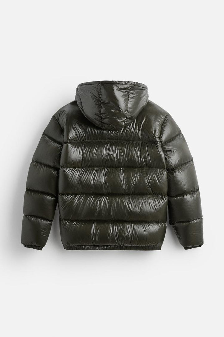 Lichtgewicht pufferjack voor winter, stijlvol en winddicht, houdt zowel heren als dames warm.