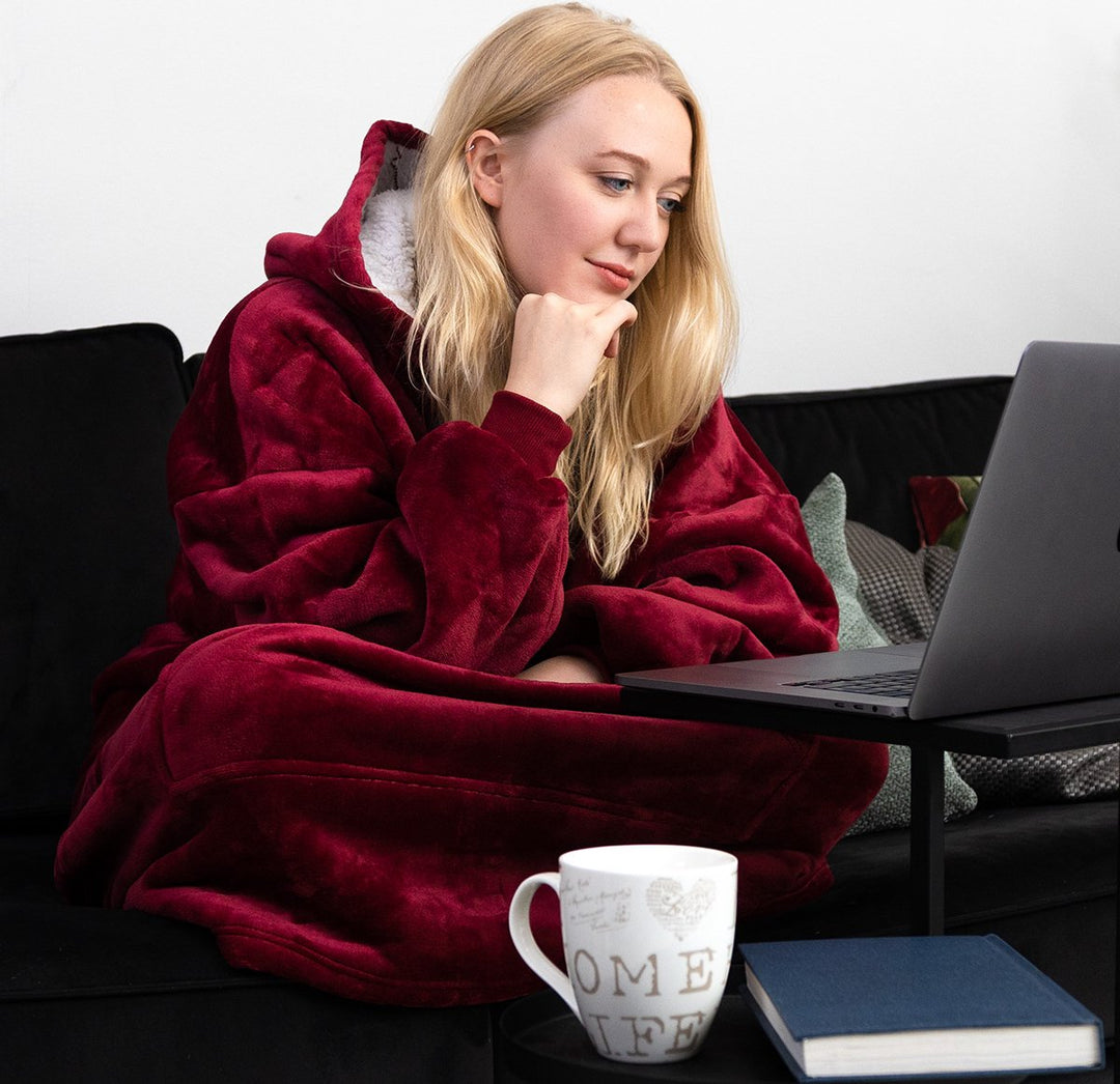 Warme winterkleding: unisex dekenjas met capuchon, ideaal tegen de kou en voor thuis.
