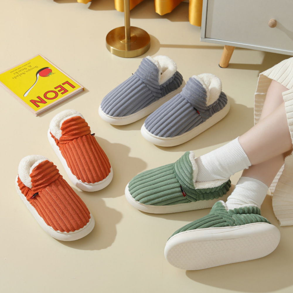 Close-up van de zachte, warme stof van unisex huisslippers, voor optimaal comfort en voetwelzijn.