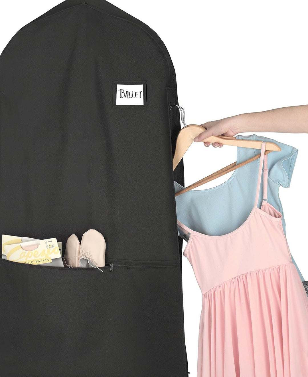Waterafstotende pakhoes met rits beschermt kleding tegen vocht, ideaal voor op reis.