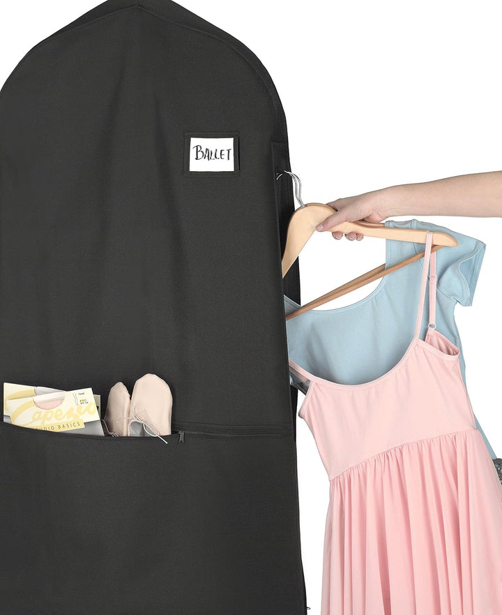 Waterafstotende pakhoes met rits beschermt kleding tegen vocht, ideaal voor op reis.