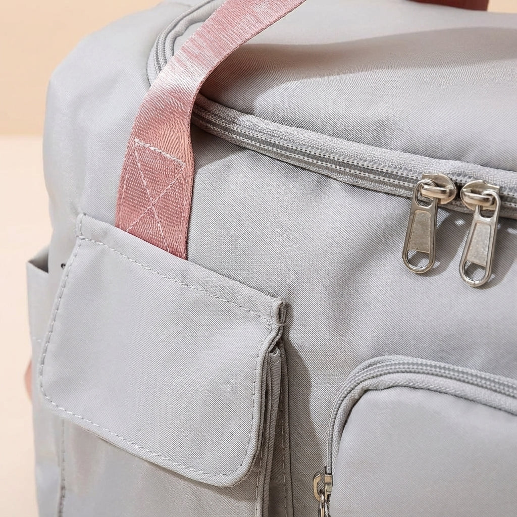 Detail van de duurzame, waterbestendige nylon stof van de unisex duffel, slijtvast en praktisch.