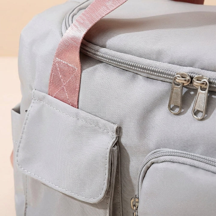 Detail van de duurzame, waterbestendige nylon stof van de unisex duffel, slijtvast en praktisch.