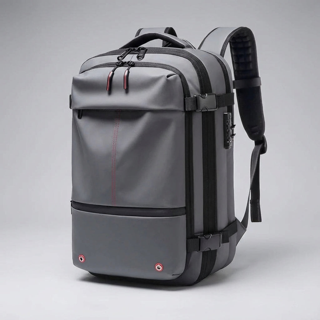 Avonturier met waterdichte TravelCompress reisrugzak met compressie, klaar voor outdoor trekking.