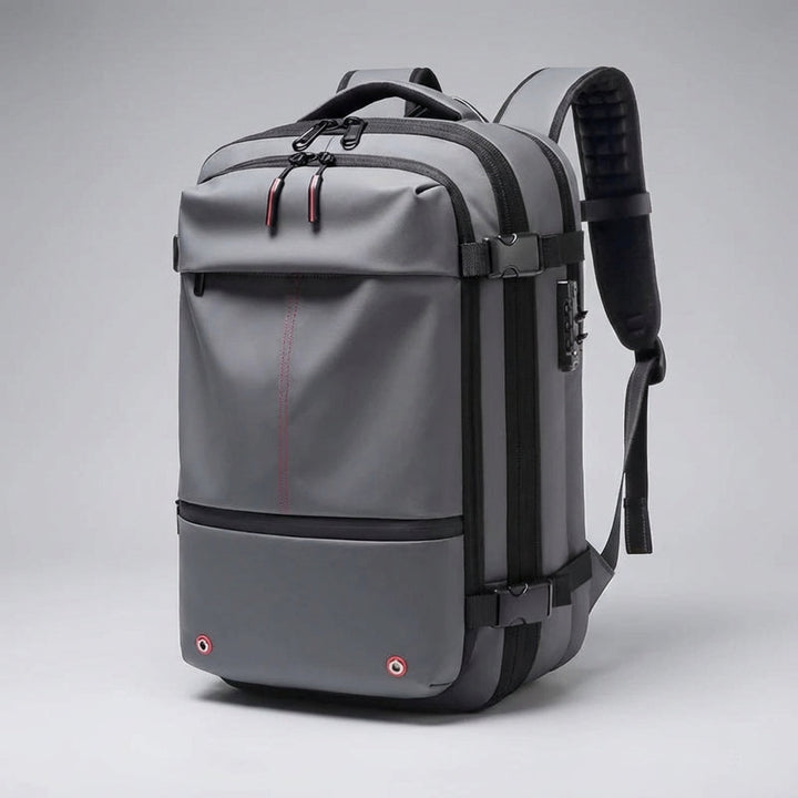 Avonturier met waterdichte TravelCompress reisrugzak met compressie, klaar voor outdoor trekking.