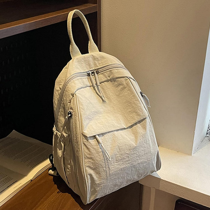 Gele waterdichte schooltas met georganiseerde binnenvakken, geschikt voor boeken en gadgets.