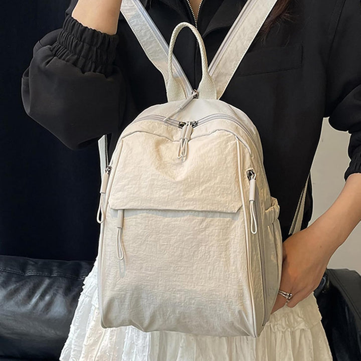 Lichtgrijze reistas met verstelbare schouderbanden, waterdicht en ruim, voor lange trips.
