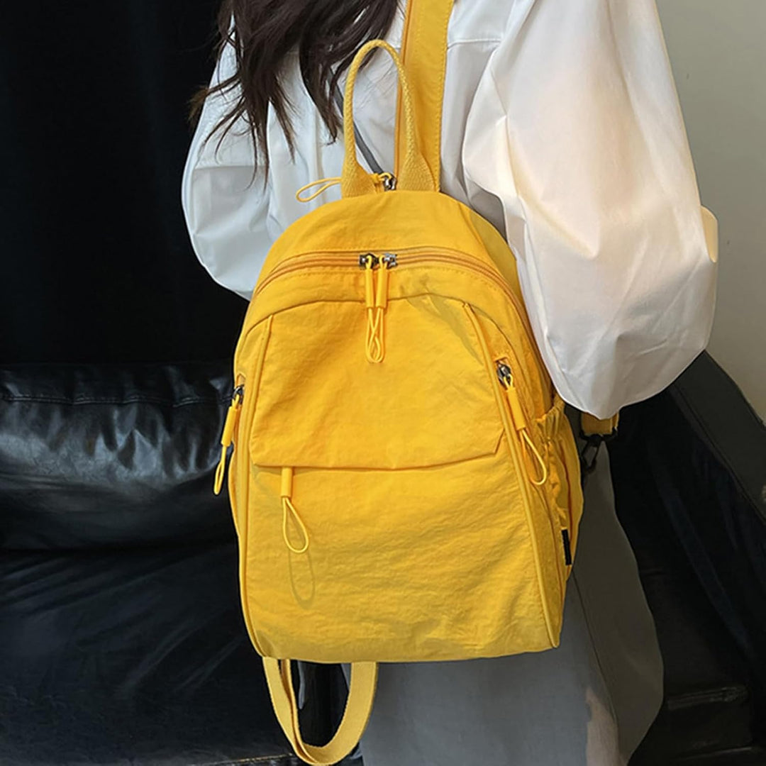 Gele waterdichte casual rugzak van nylon, perfect als schooltas of reistas met organisatievakken.