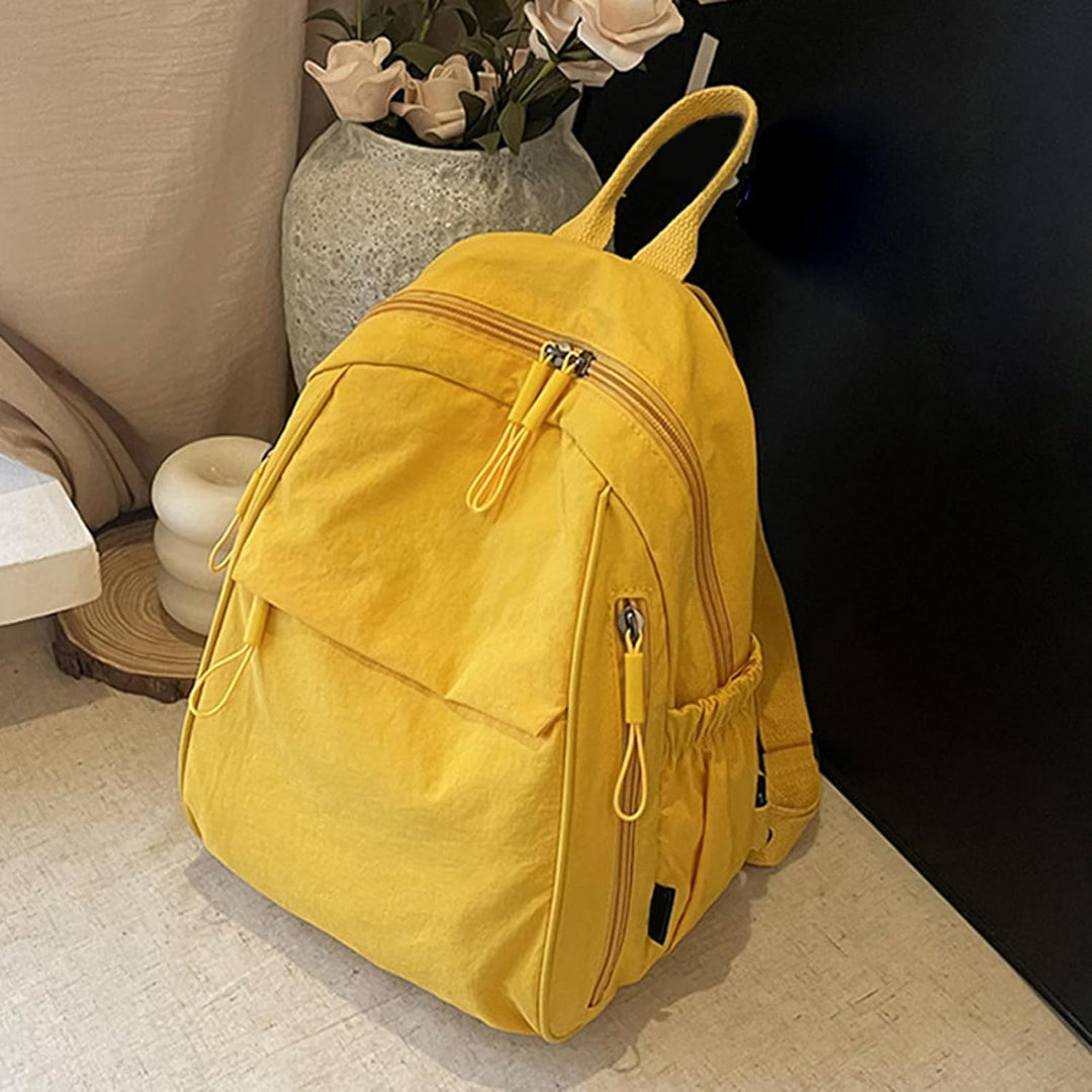 Lichtgrijze unisex schooltas, waterdicht en lichtgewicht, met veel ruimte en handige vakken.