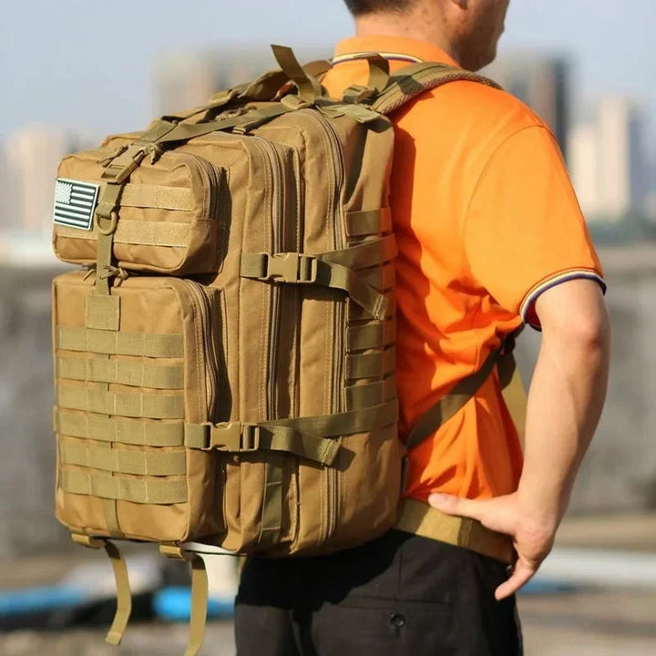 Duurzame waterdichte 50L outdoor rugzak met tactische indeling voor al je reisbenodigdheden.