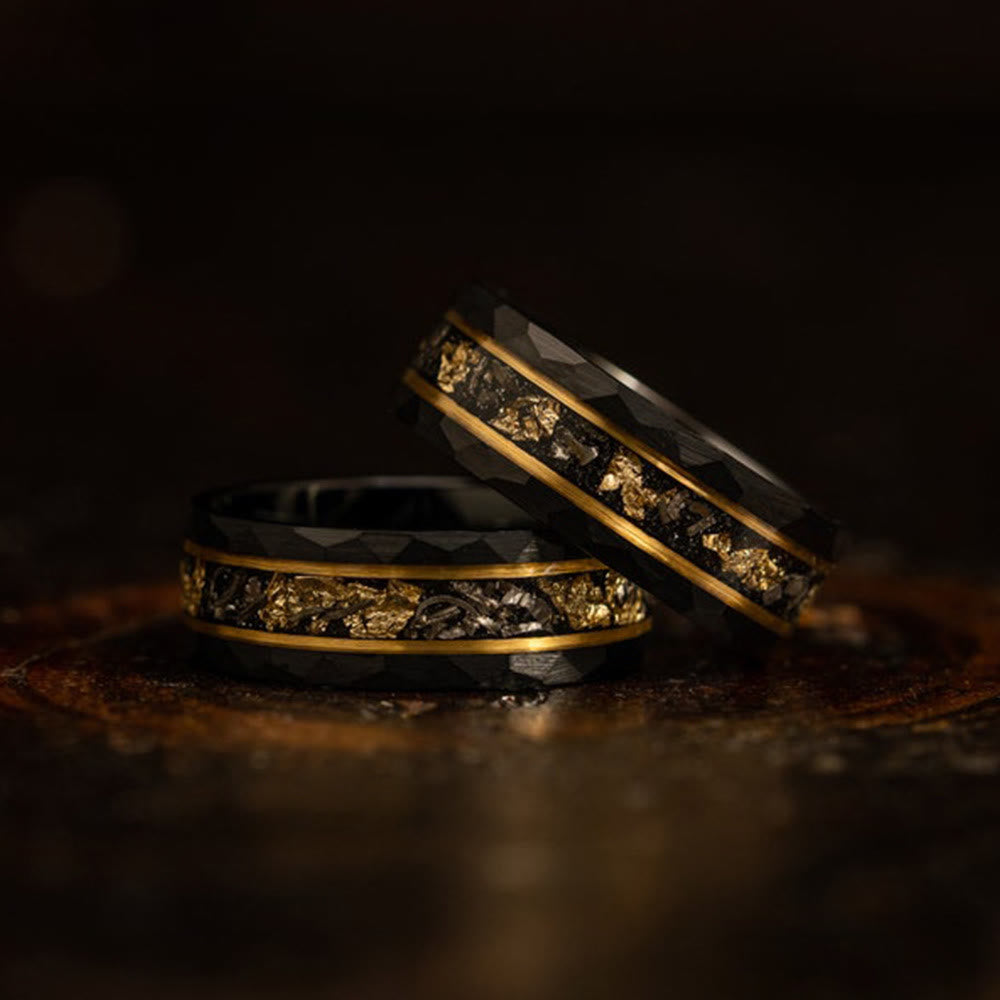 Unisex wolfram ring met gouden blad en zwarte meteoriet, duurzaam en elegant design.