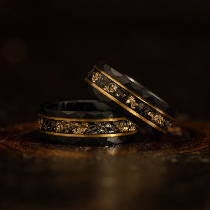 Unisex wolfram ring met gouden blad en zwarte meteoriet, duurzaam en elegant design.