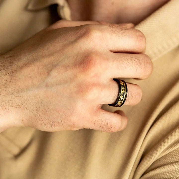 Robuuste wolfram ring 'Orion' met ingelegd gouden blad en unieke zwarte meteoriet details.
