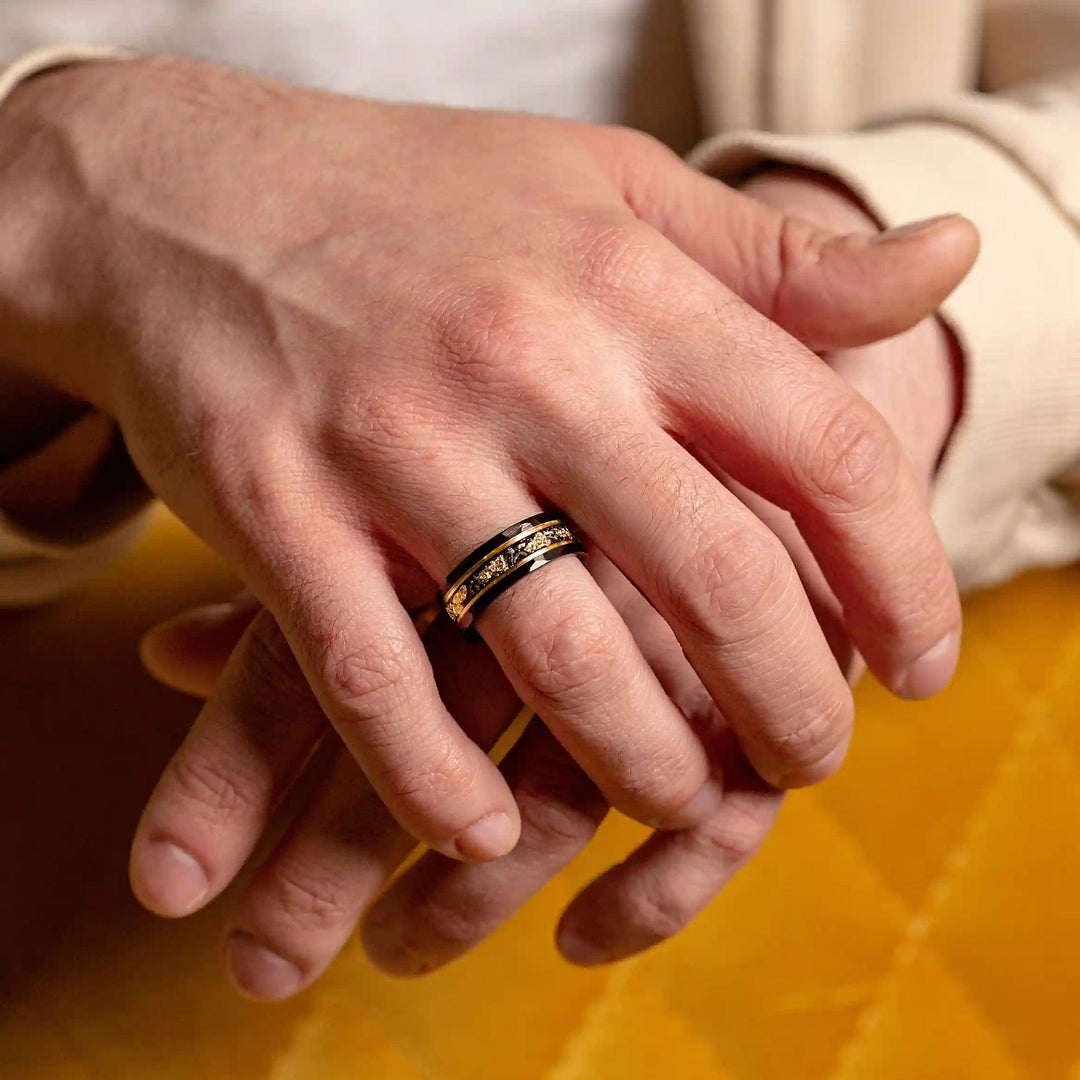 Statement wolfram ring met opvallend gouden blad en mystieke zwarte meteoriet voor unisex look.