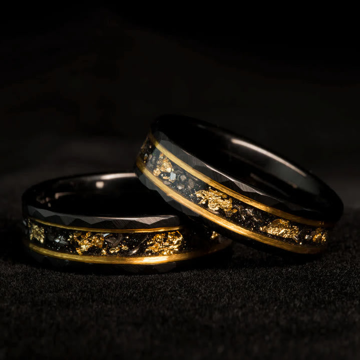 Elegante unisex wolfram ring 'Orion' met schitterend gouden blad en intrigerende zwarte meteoriet.