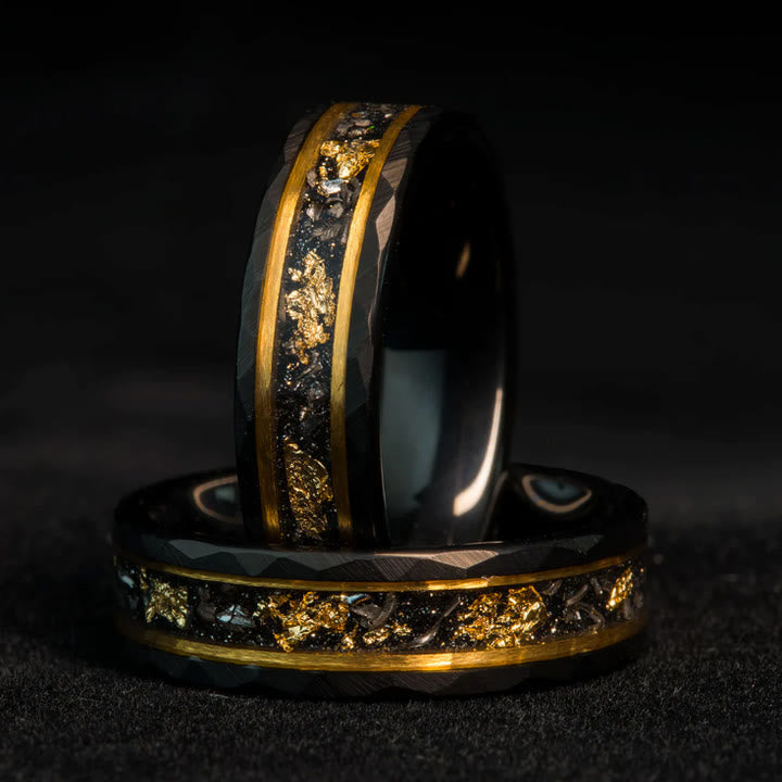 Duurzame wolfram ring met verfijnd gouden blad en zwarte meteoriet; perfect unisex sieraad.