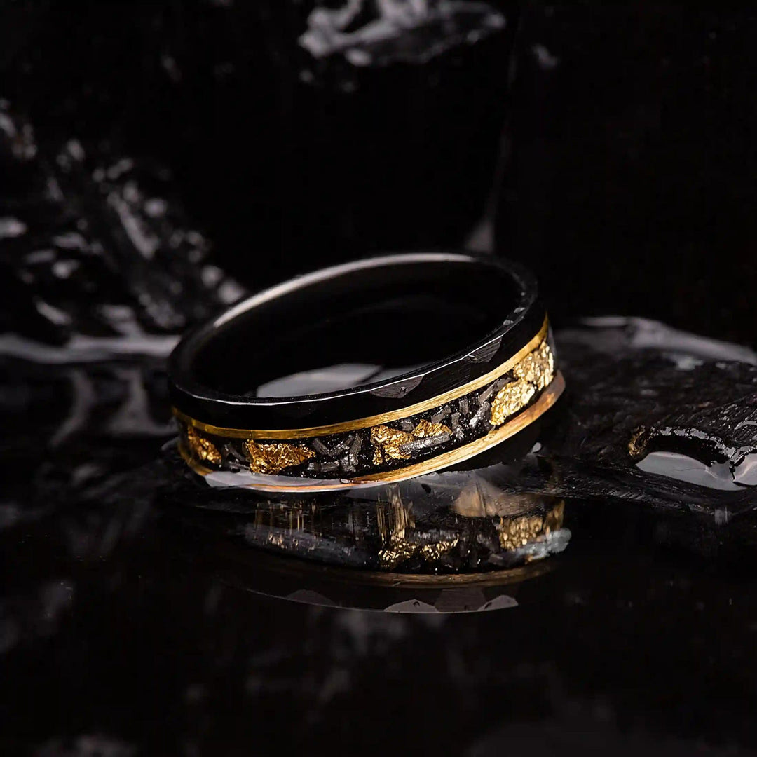 Gouden blad en zwarte meteoriet wolfram ring 'Orion', een uniek unisex statement sieraad.