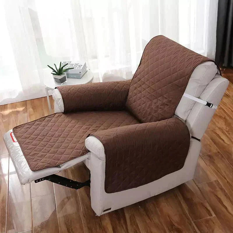 Donkergrijze elastische stoelhoes FlexCover, voor optimale meubelbescherming in elke woonkamer.