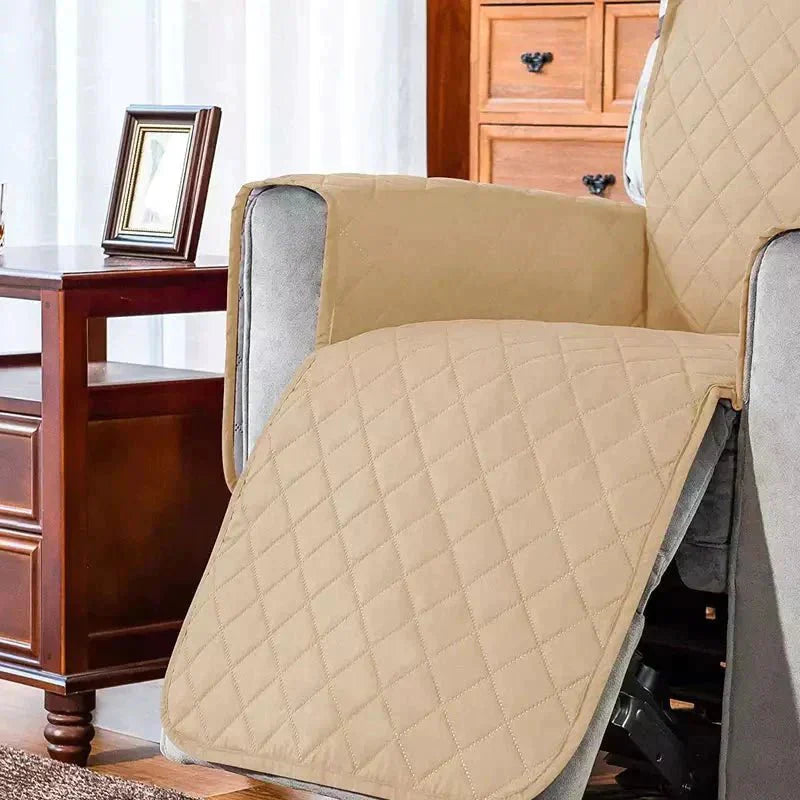 Crèmekleurige zachte fauteuilhoes FlexCover, universeel passend en eenvoudig te reinigen.