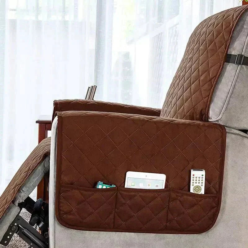 Zachte FlexCover fauteuilhoes met handige opbergvakken, perfect voor afstandsbedieningen en boeken.