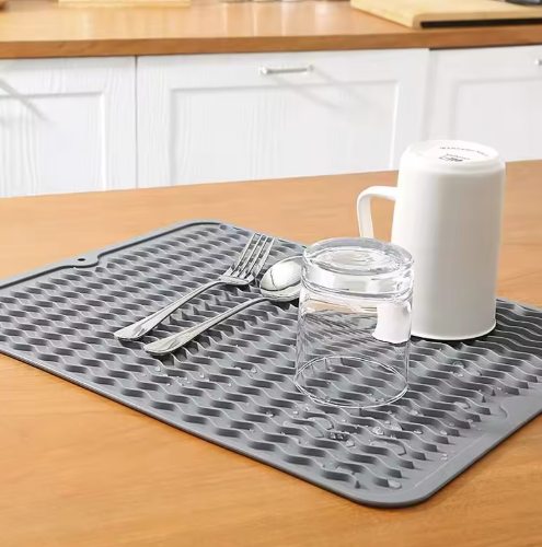 Siliconen afdruipmat in de keuken, veelzijdig inzetbaar als onderzetter of afdruiprek, in grijs of zwart.