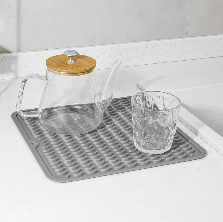 Detailopname van de siliconen afdruipmat met ribbelstructuur voor optimale waterafvoer en snelle droging.