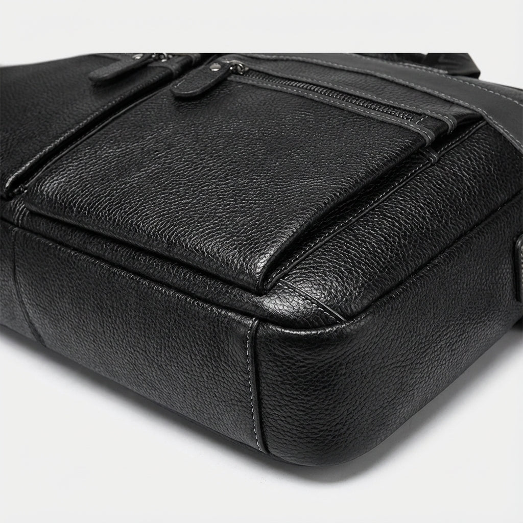Zwarte UrbanSling leren aktetas voor laptops. Een robuuste, stijlvolle unisex tas, perfect voor zakelijke professionals.