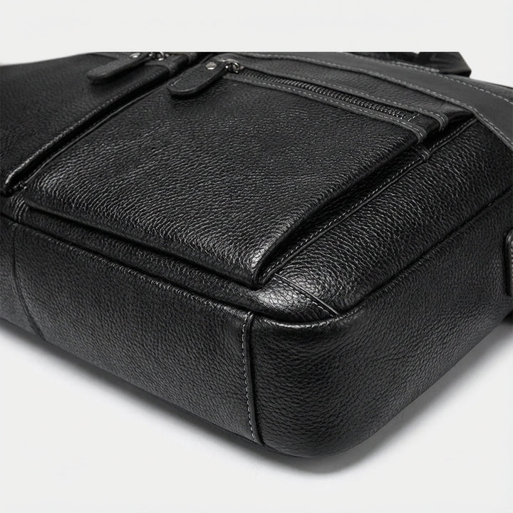 Zwarte UrbanSling leren aktetas voor laptops. Een robuuste, stijlvolle unisex tas, perfect voor zakelijke professionals.