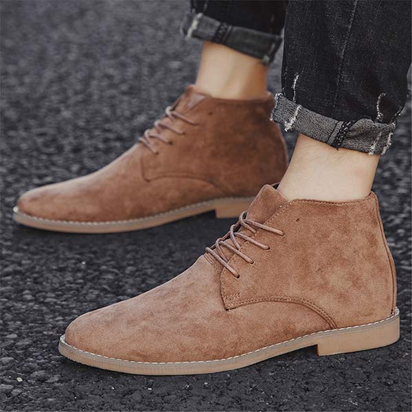 Stijlvolle en comfortabele UrbanStride Classic halfhoge heren veterschoen, perfecte balans tussen mode en functionaliteit.