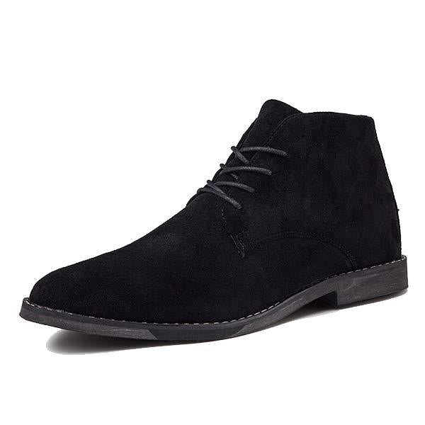 Voorzijde van de UrbanStride Classic halfhoge heren veterschoen, met aandacht voor strakke lijnen en afwerking.