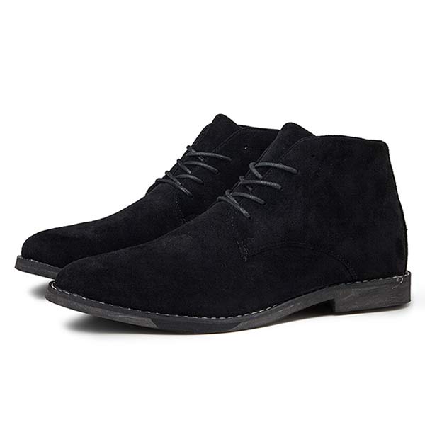 UrbanStride Classic halfhoge heren veterschoen gedragen, toont de comfortabele pasvorm en tijdloze stijl.