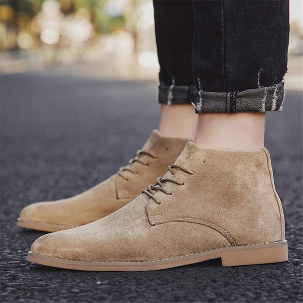 Donkerbruine UrbanStride Classic halfhoge heren veterschoen, een warme en stijlvolle toevoeging aan elke outfit.