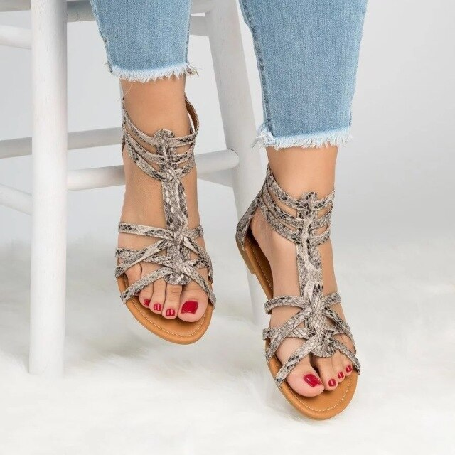 Modieuze dames sandalen met een mix van blauw en slangenhuidpatroon, trendy en comfortabel voor de zomer.