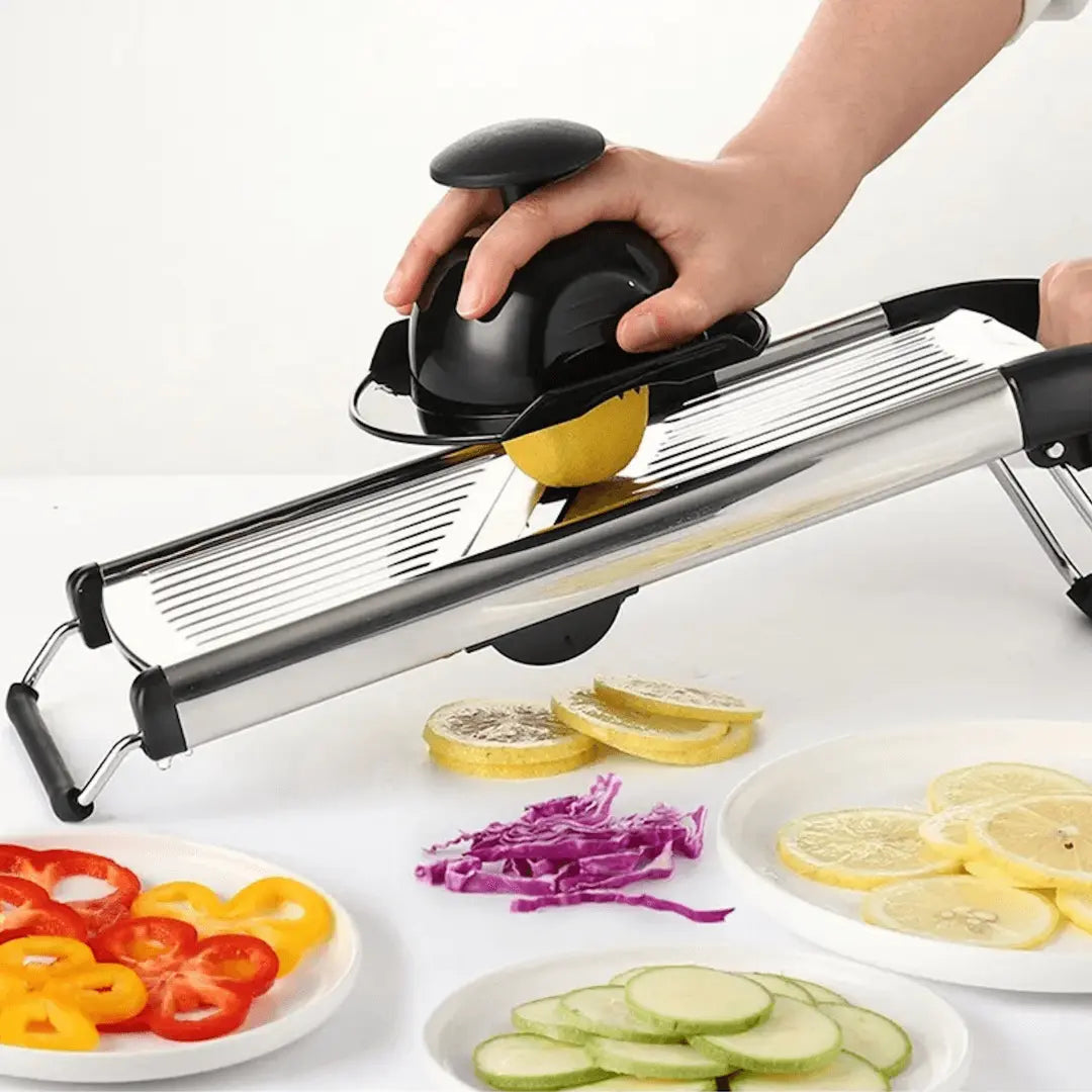 Verstelbare roestvrijstalen mandoline voor precieze groentesnedes. Efficiënte keukenhulp.
