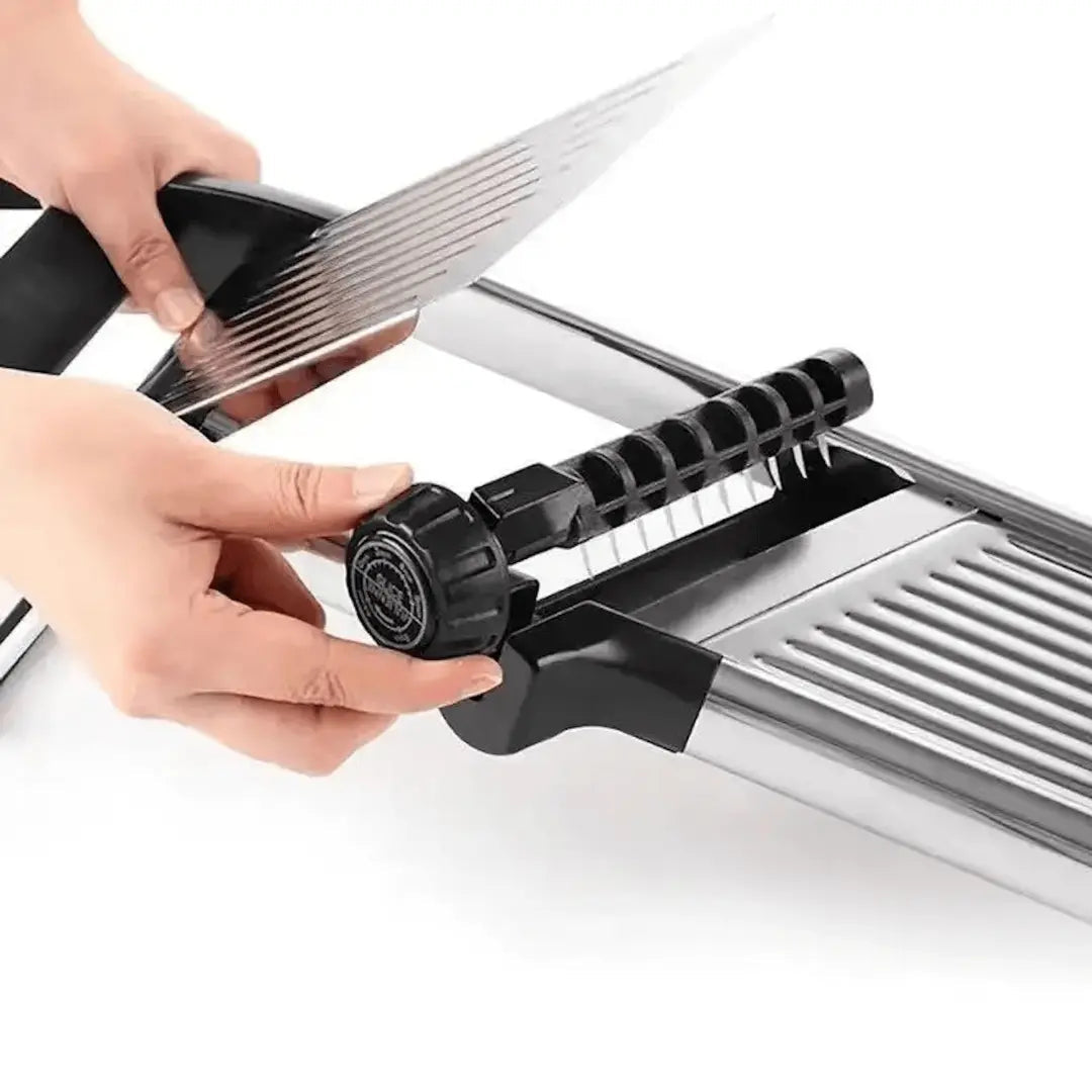 PrecisionSlice roestvrijstalen groentesnijder, een verstelbare mandoline voor veilige voedselbereiding.