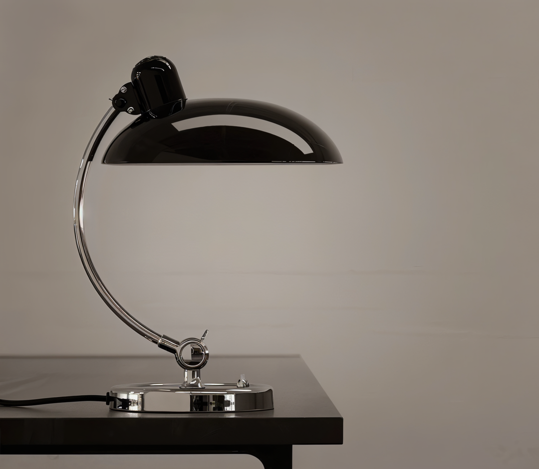 Rode vintage bureaulamp van ijzer, verstelbaar, voor gericht licht in elke leeshoek.