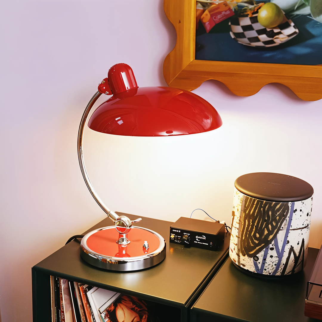 Verstelbare vintage bureaulamp van ijzer, rood, voor gerichte verlichting op je werkplek.