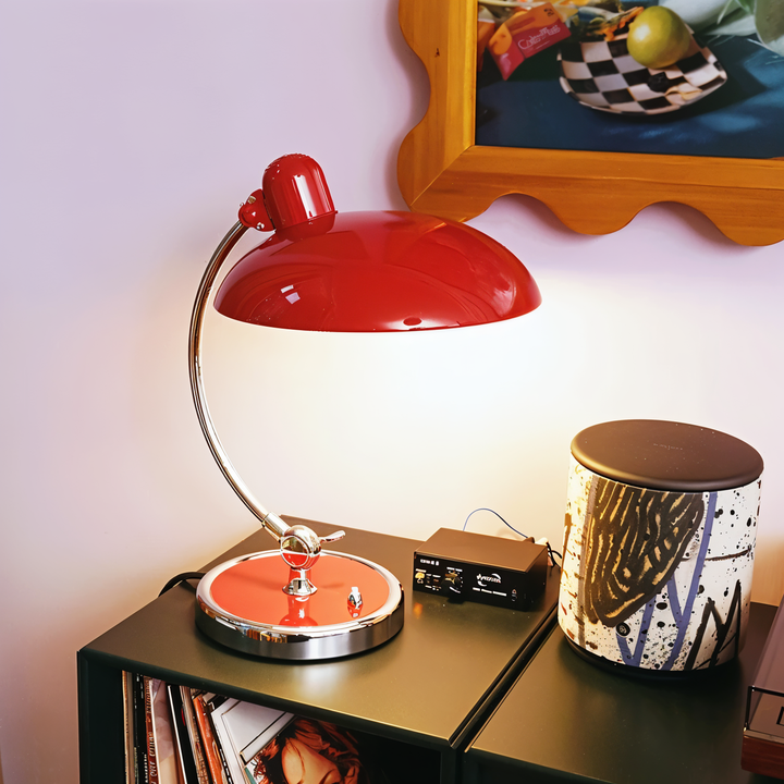 Verstelbare vintage bureaulamp van ijzer, rood, voor gerichte verlichting op je werkplek.