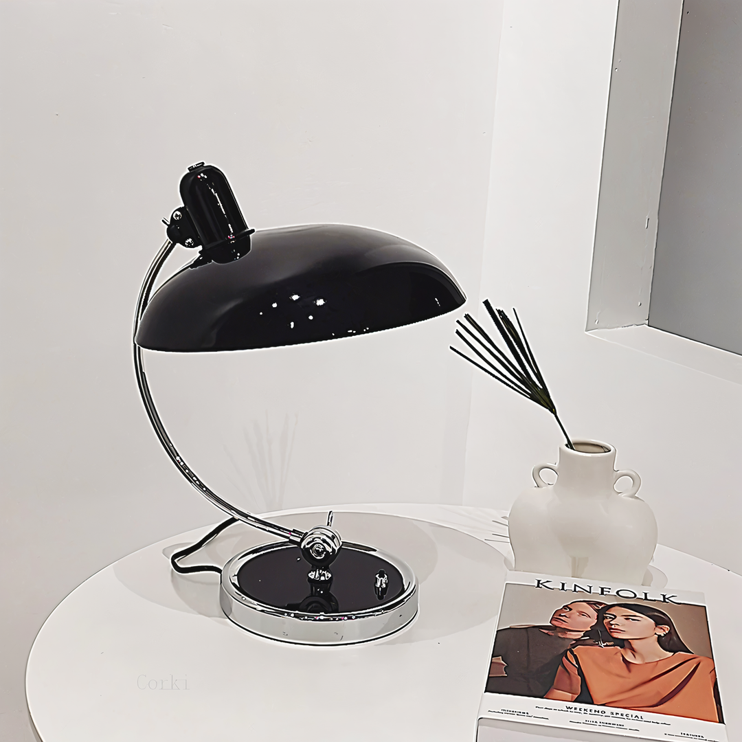 Witte vintage bureaulamp, verstelbaar, van ijzer, voor een klassieke leeshoek.