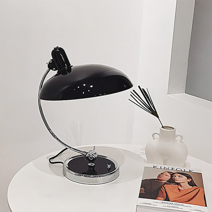 Witte vintage bureaulamp, verstelbaar, van ijzer, voor een klassieke leeshoek.