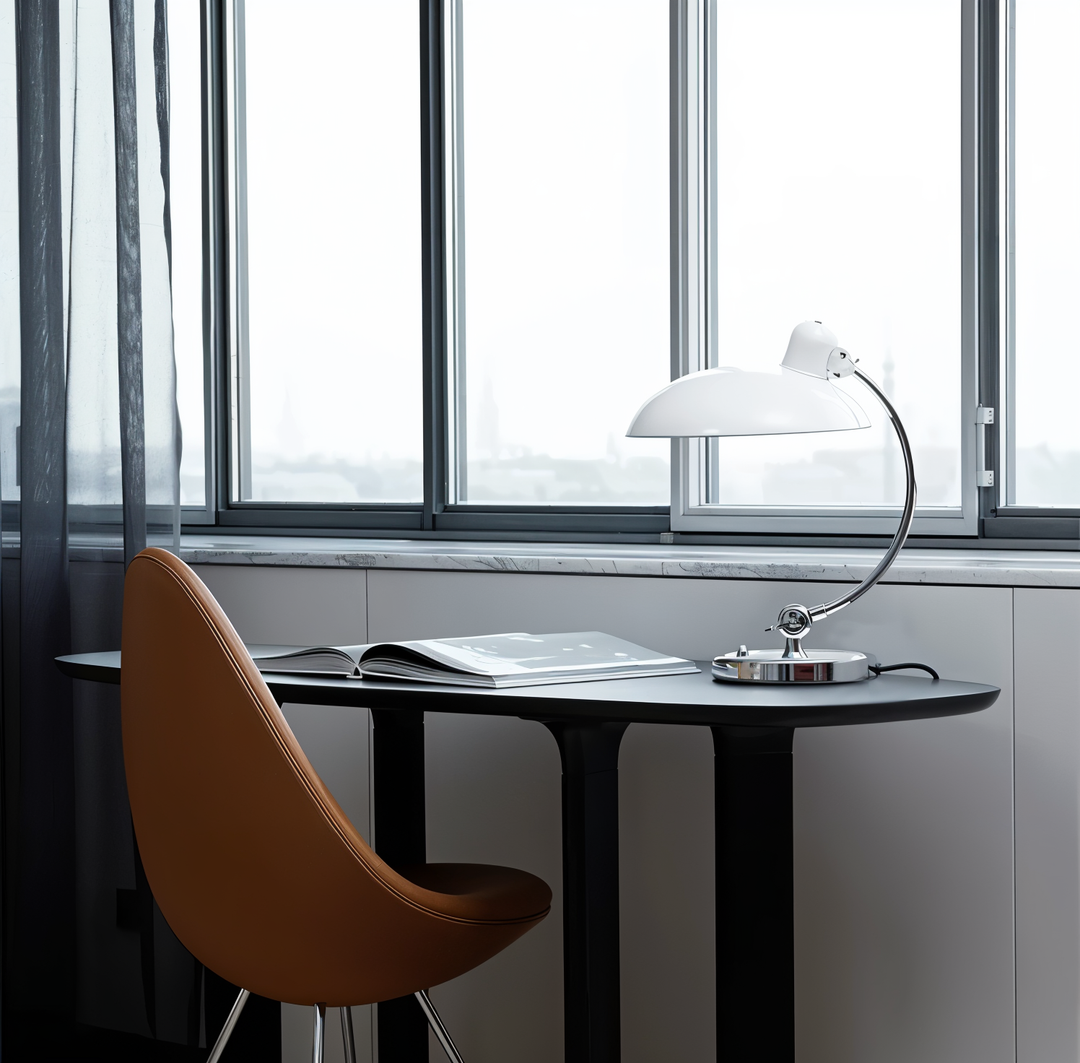 Retro ijzeren tafellamp, wit, verstelbaar, voor functionele en sfeervolle binnenverlichting.