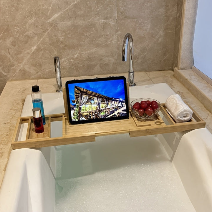 Verstelbare bamboe badplank voor stijlvolle ontspanning, geschikt voor boek, kaars en drankje, duurzaam en elegant.