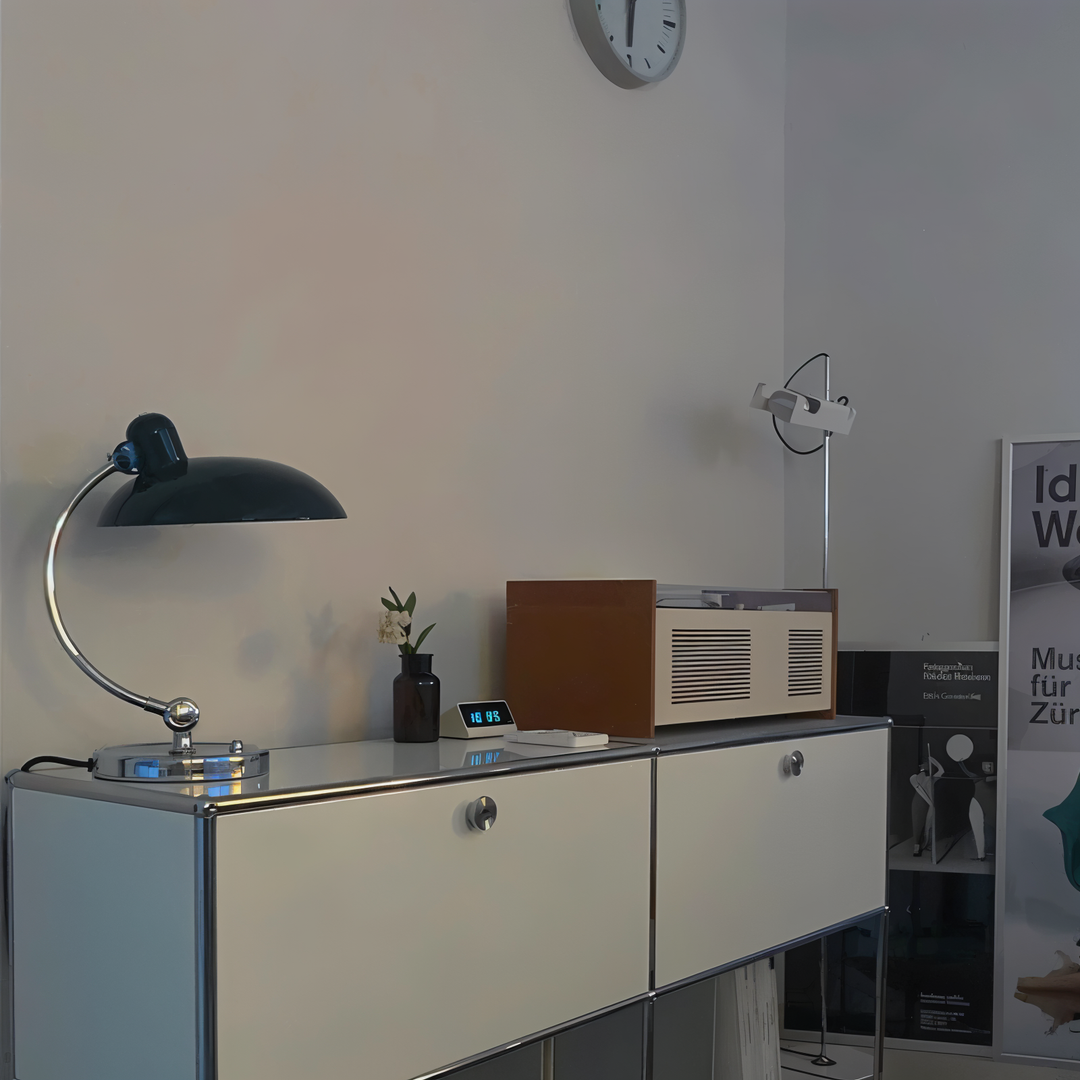 Vintage stijl verstelbare ijzeren bureaulamp met warm licht en retro design, ideaal om te lezen en te werken.
