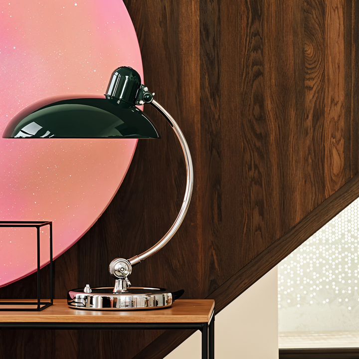 Vintage stijl verstelbare ijzeren bureaulamp met warm licht en retro design, ideaal om te lezen en te werken.