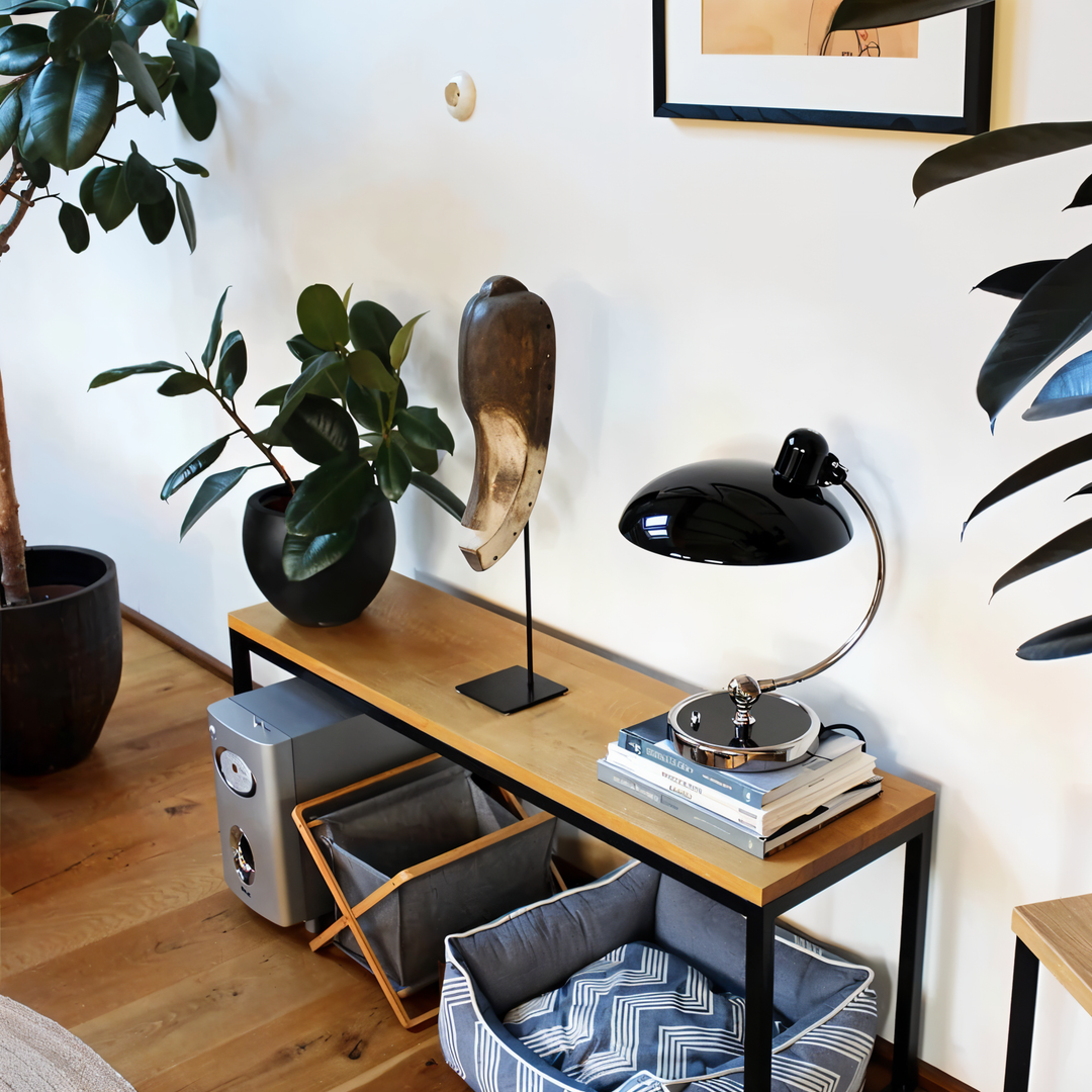 Vintage stijl verstelbare ijzeren bureaulamp met warm licht en retro design, ideaal om te lezen en te werken.