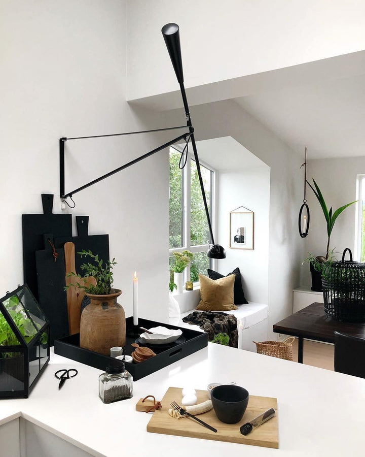 Verstellbare Wandleuchte 265 mit Alu-Schirm, Metallrahmen, in Schwarz oder Weiß, ideal für große Innenräume.